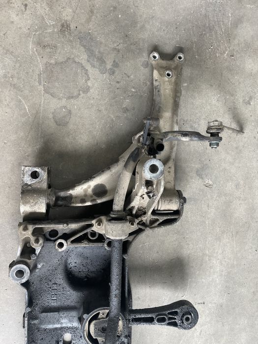 Cadru motor jug  Volkswagen Golf 5 jetta Passat B6 b7 cc + brate