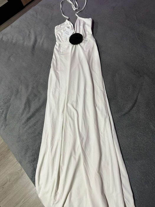 Елегантна бяла рокля