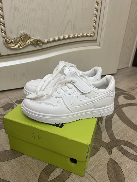 Продам белые кроссовки Nike 35 размер