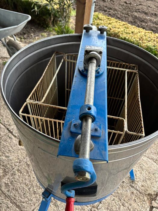 Центрофуга за вадене на мед