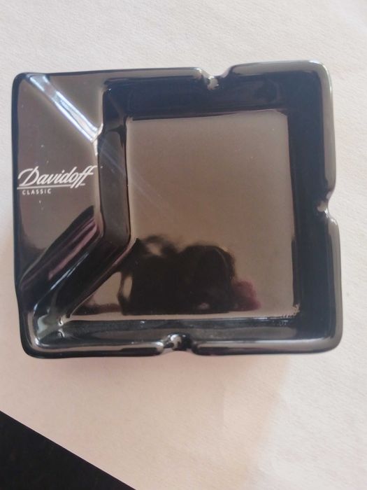 Davidoff пепелник. Чисто нови в кутия .3 броя. Цената е за брой.