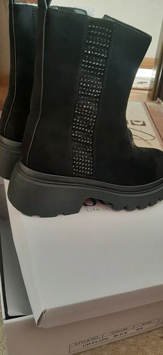 Чисто нови дамски боти