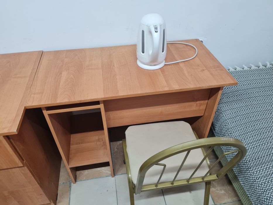 Продам 2-офисных столов,без стулья