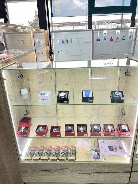 Витрина мебел для парфюм и аксессуарами