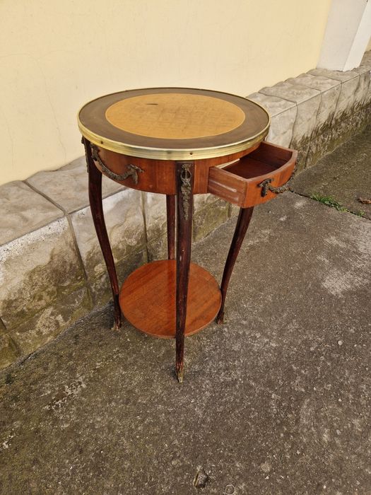 Чудесна антикварна френска дървена масичка с бронзов обков