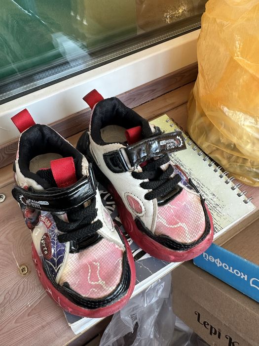 Отдам бесплатно детская обувь