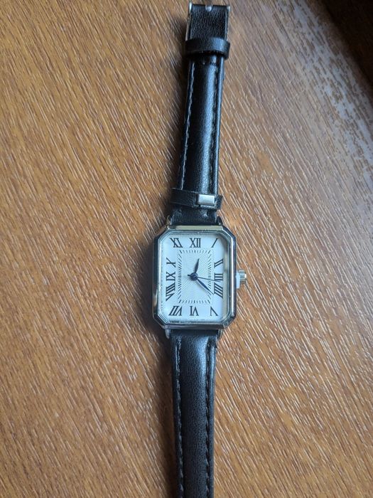 Ceas de damă în culoare neagră