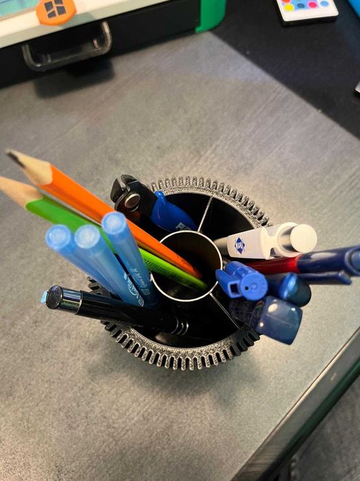 Design modern suport creioane si pixuri pentru birou