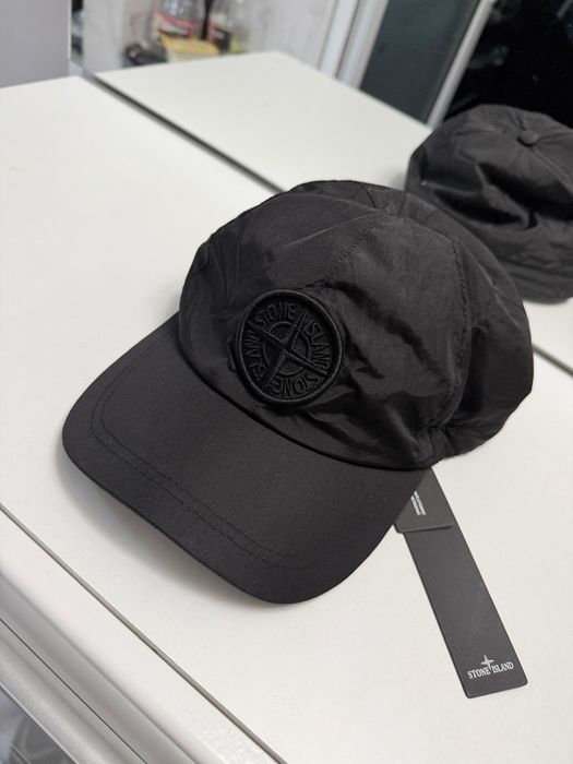 Шапка с козирка Stone Island