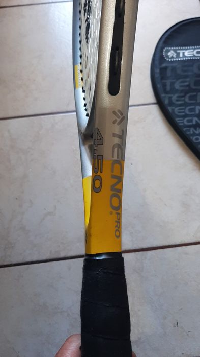 Vând paleta de tenis