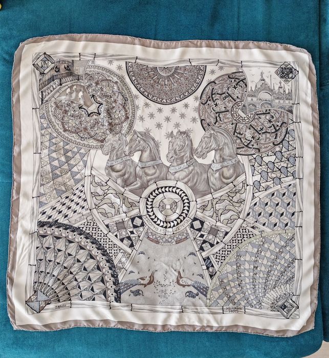 Vând eșarfă Hermes originală