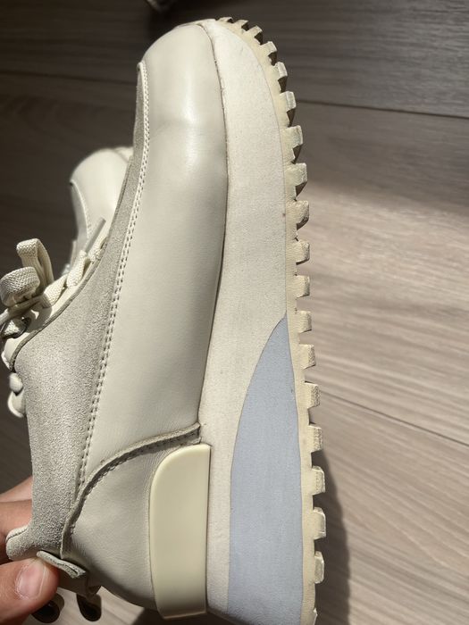 Кроссовки бежевые