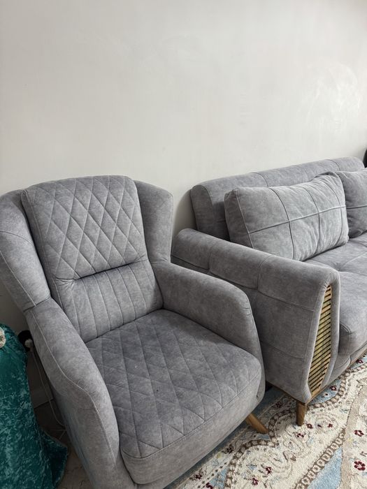 Срочно продам диван с двумя креслами