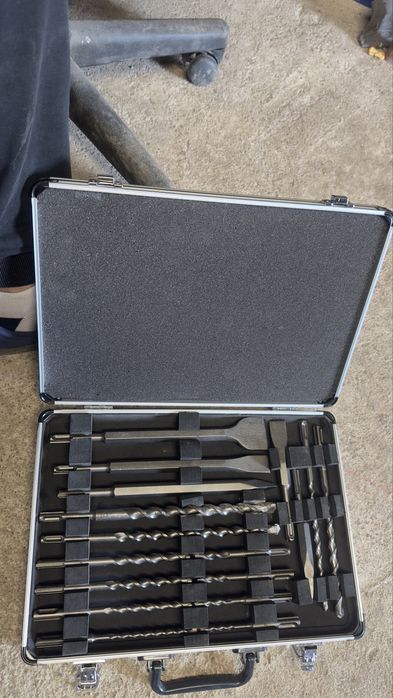 Vand roto percutor Makita si trusa de burghie si dalti