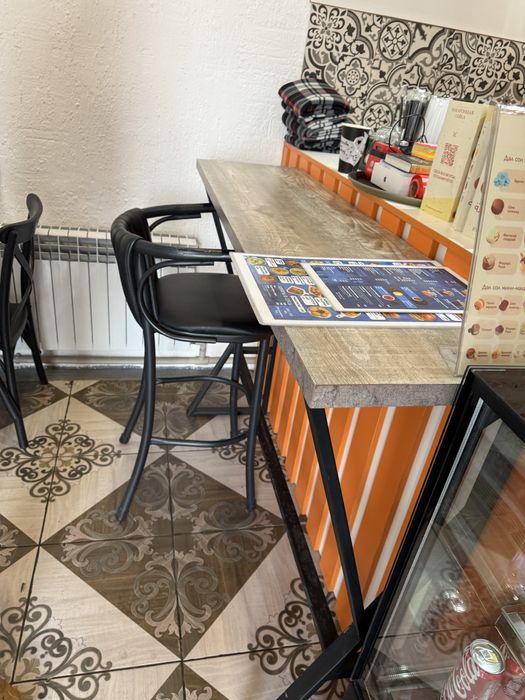 Стол, холодильник , фритрю , тостер