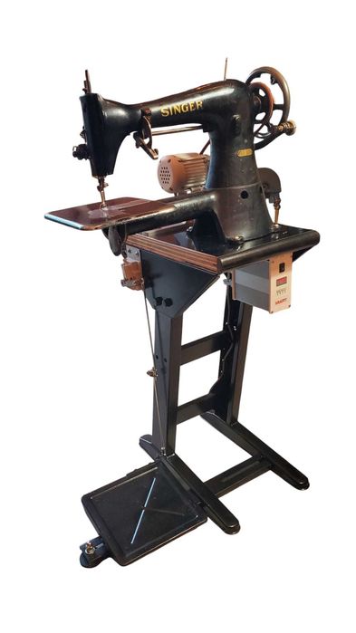 Masina veche de cusut, folosită în marochinărie
