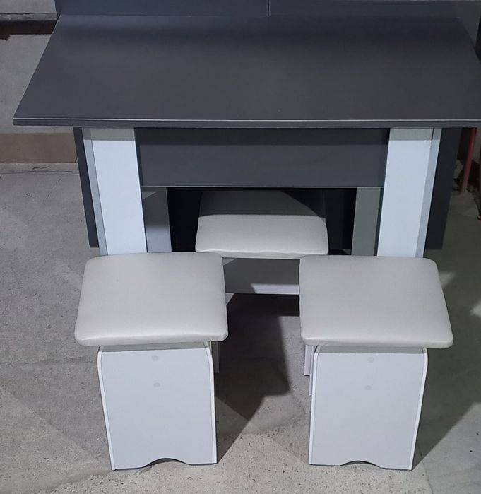 Продаю новый стол и 3 табуретки