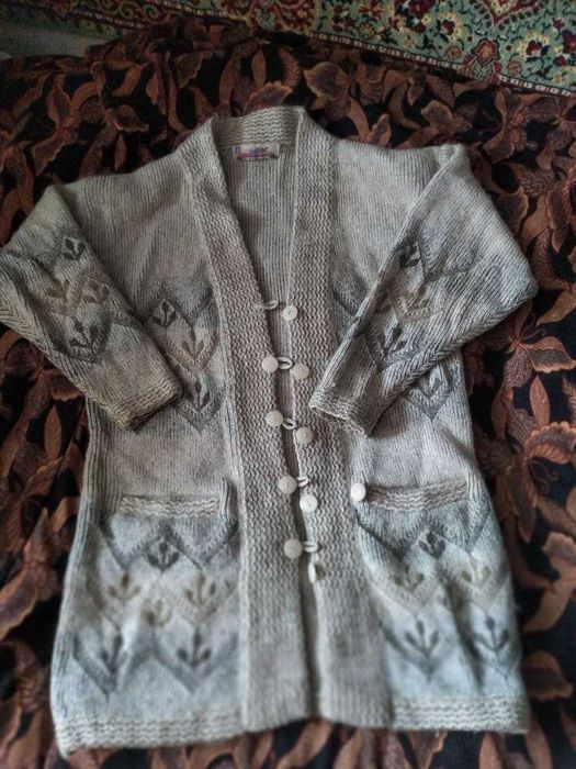 Кофта пуховая с вышивкой