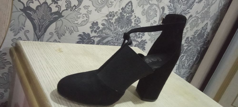 Poshnali tufli qora zamsh firma laya razmer 36