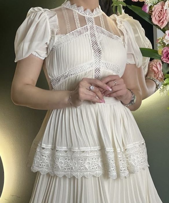 Женское кремовое платье