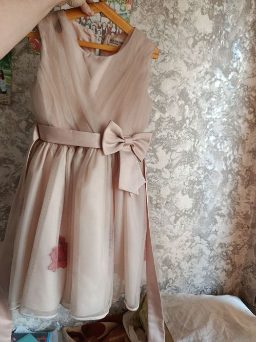 Продам платье на 7-8 лет