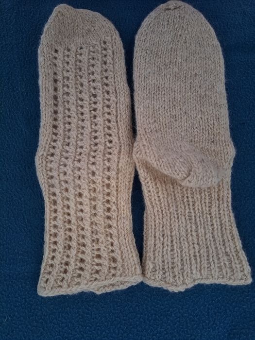 Вълнени чорапи и копринени кърпи с шевици