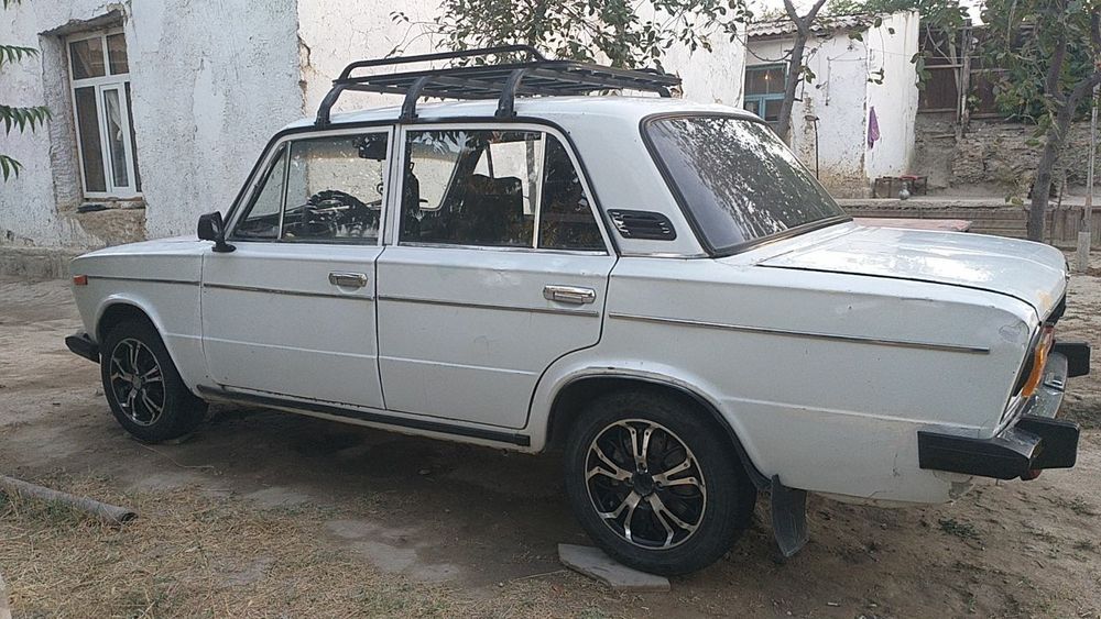 машина ВАЗ 2103.