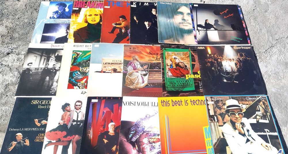 Лот, състоящ се от 112 винилови плочи, EP и LP плочи.