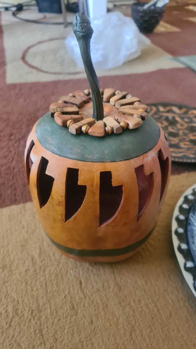 Farfurii decorative din alama si dovleac natural sculptat si tratat