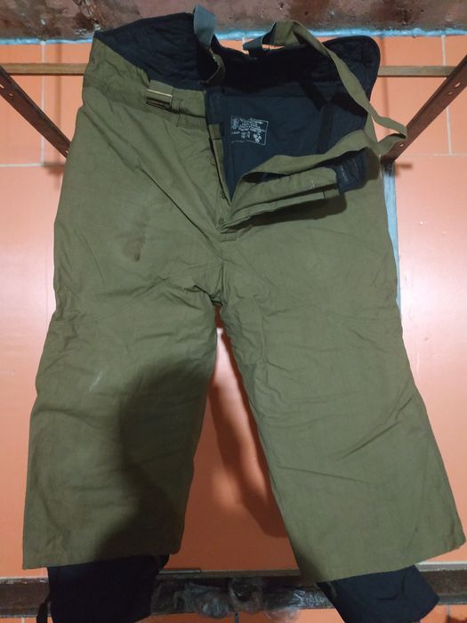 Камуфляж и утеплённые штаны.