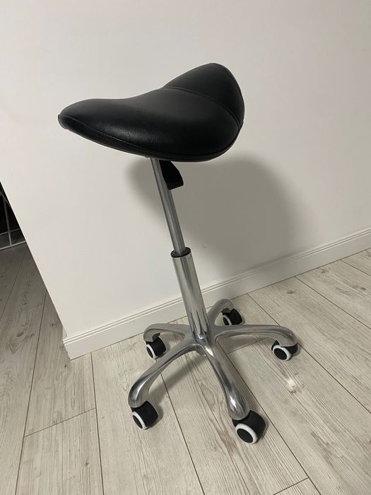 Vând pat cosmetica/gene/masaj plus scaun si lampa