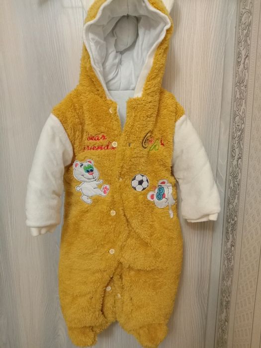 Теплый комбинезон на пуговицах.