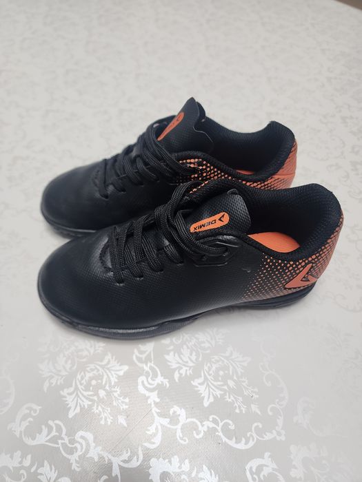 Продам футбольные бутцы детские для мальчика 28р.