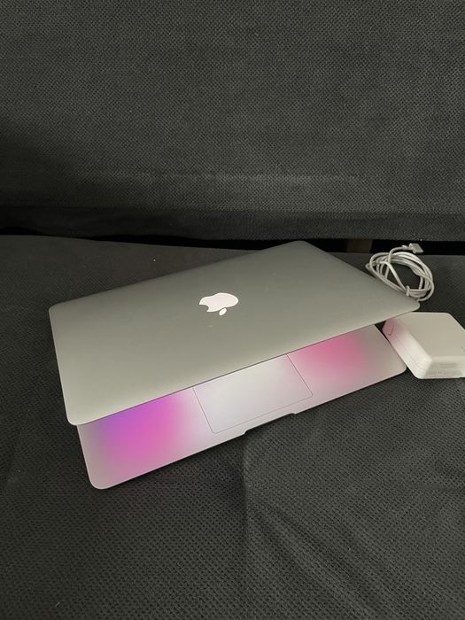 • Macbook Air  •  BATERIE 97% •