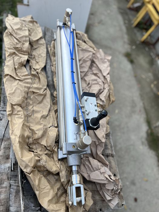 Cilindru pneumatic fi -100 mm si L - 900 mm cu distribuitor