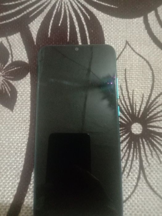 Продам телефон срочно. Все работает.