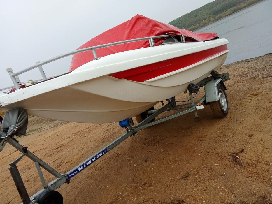 Продавам чудесна лодка с мотор.