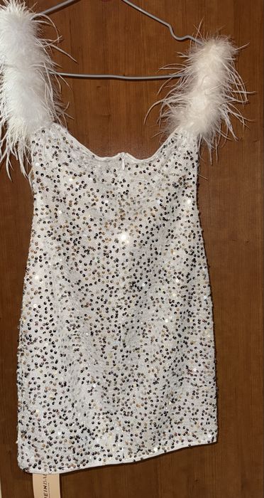 Стилна бяла рокля с пайети и пера на презрамките от SHEIN.