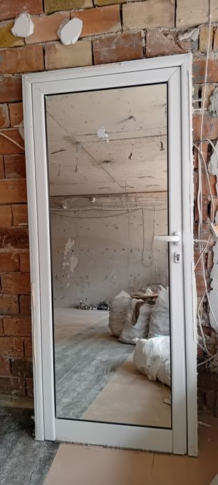 ПВЦ дограма и огледална алуминиева врата  с няколко камери и двоен стъклопакет