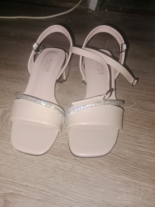 Продам сандалии 35 размер за 7 500