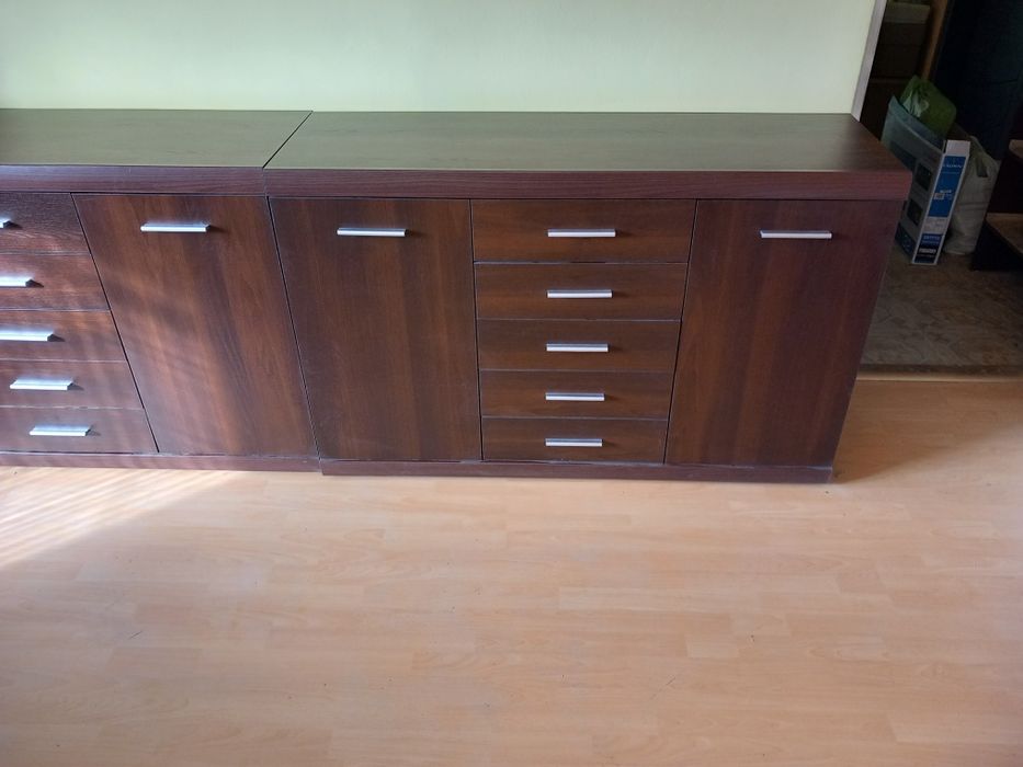 Шкаф с чекмеджета и вратички