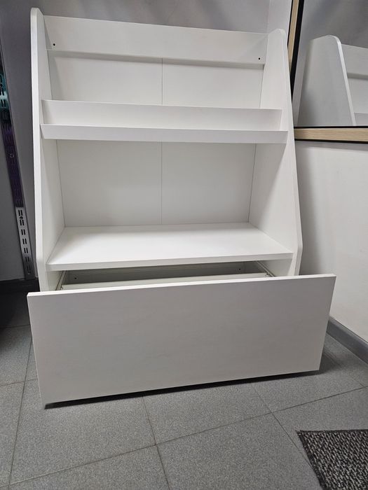 Поставка за книги Bergig от Икеа