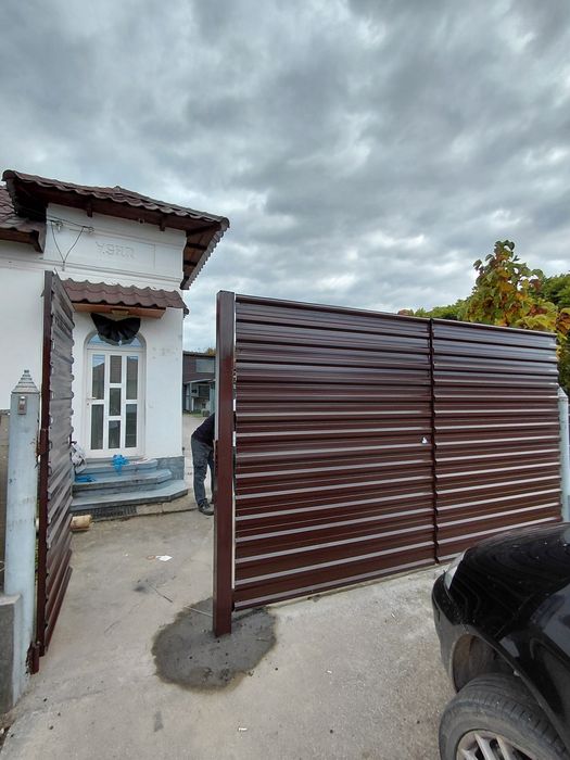 Garduri si porti stil jaluzea plasa bordurata sipca metalica fier forjat tabla cutata si alte modele.