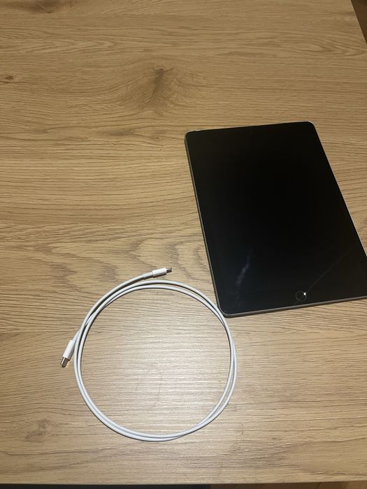 Ipad air 2 cellular 64 gb + подарък протектор за малко дете