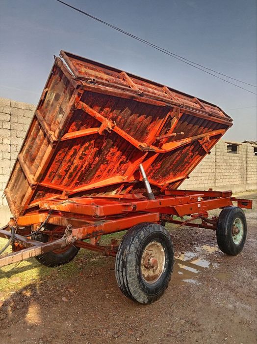 Traktor prisep sotiladi