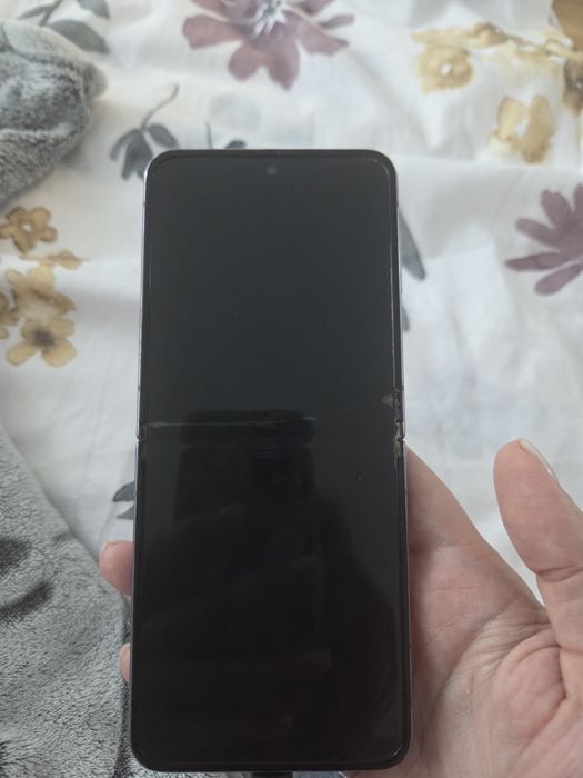 Продавам Samsung flip 4