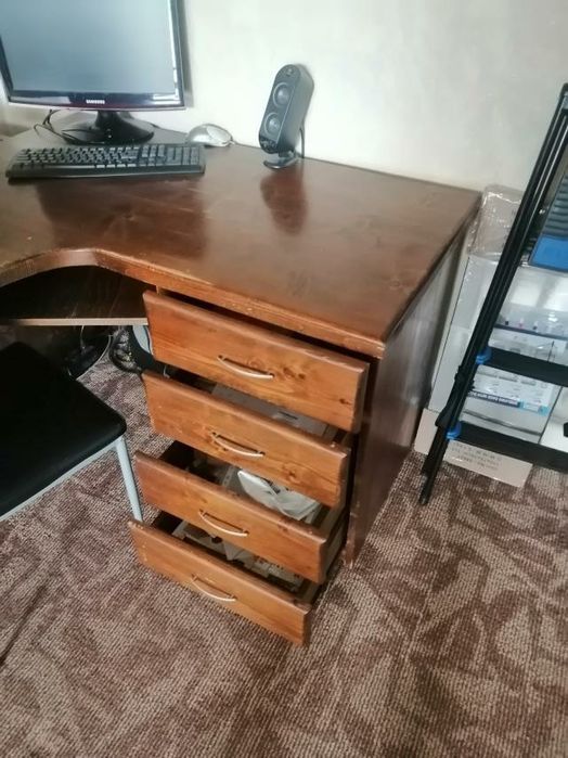 Бюро от масивно дърво с чекмеджета и място за компютър