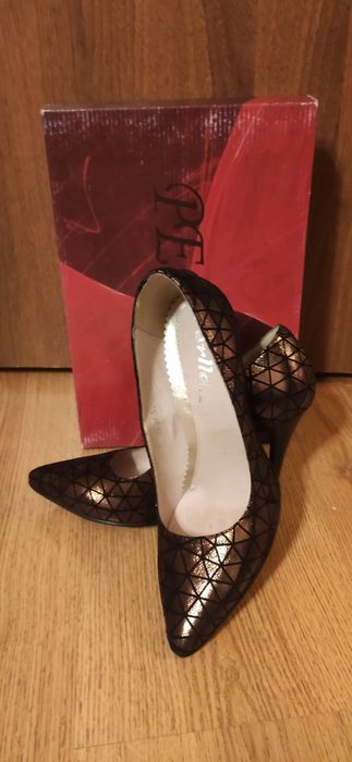 Pantofi 100 lei și rochie gratuit.