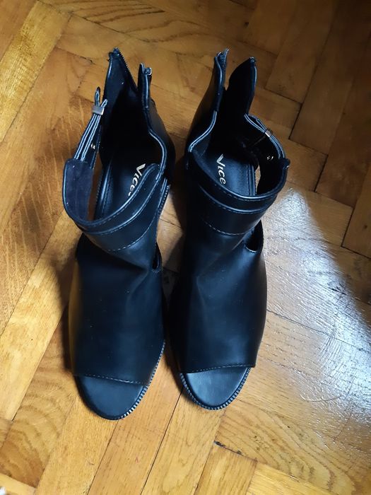 Botine negre decupate