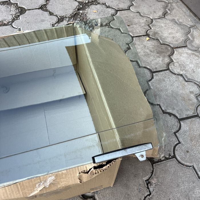 Стекло левой двери делика delica